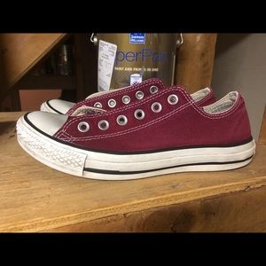 Women’s 8 maroon converse